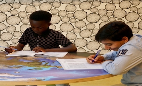 Kinderen werken aan wereldbol tafel